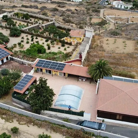 Con Piscina بيت للعطل *
